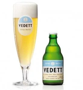 Speciaalbier Vedett wit met ingeschonken Vedett bierglas