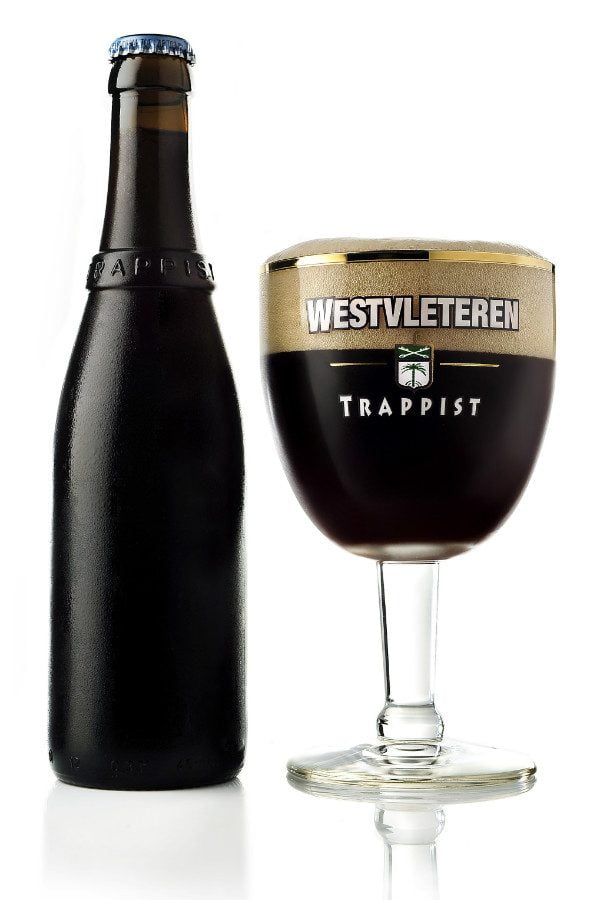 Speciaalbier trappist Westvleteren 8 met ingeschonken Westvleteren bierglas