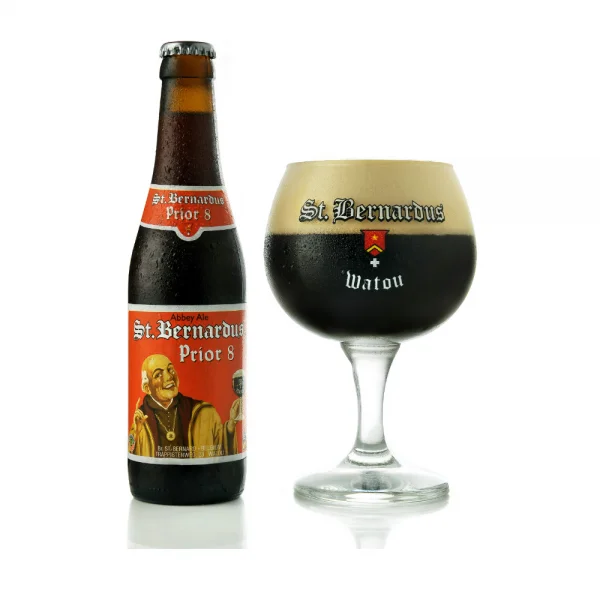 St Bernardus Prior 8 met ingeschonken St. Bernardus bierglas