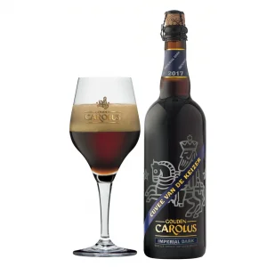 Gouden Carolus Cuvée van de Keizer Imperial Dark met ingeschonken Gouden Carolus bierglas