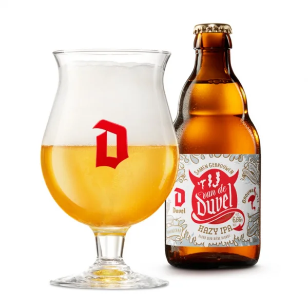 Speciaalbier 't ij van de Duvel met ingeschonken Duvel bierglas