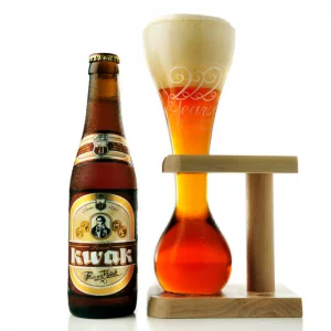 Speciaalbier Pauwel Kwak met ingeschonken Pauwel Kwak bierglas