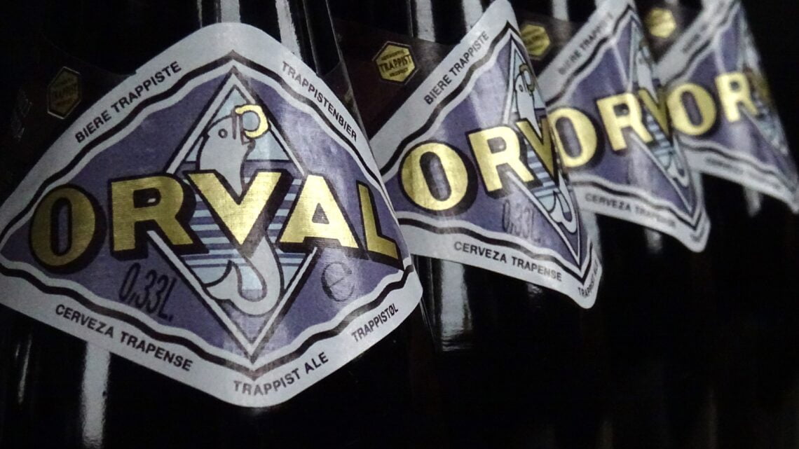 Een rij van flesjes Orval Trappistenbier