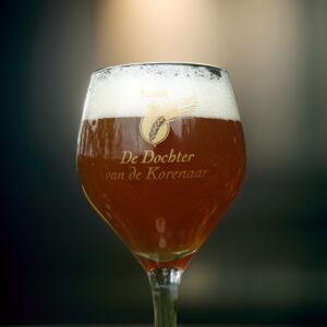 Amber bier ingeschonken in een bierglas